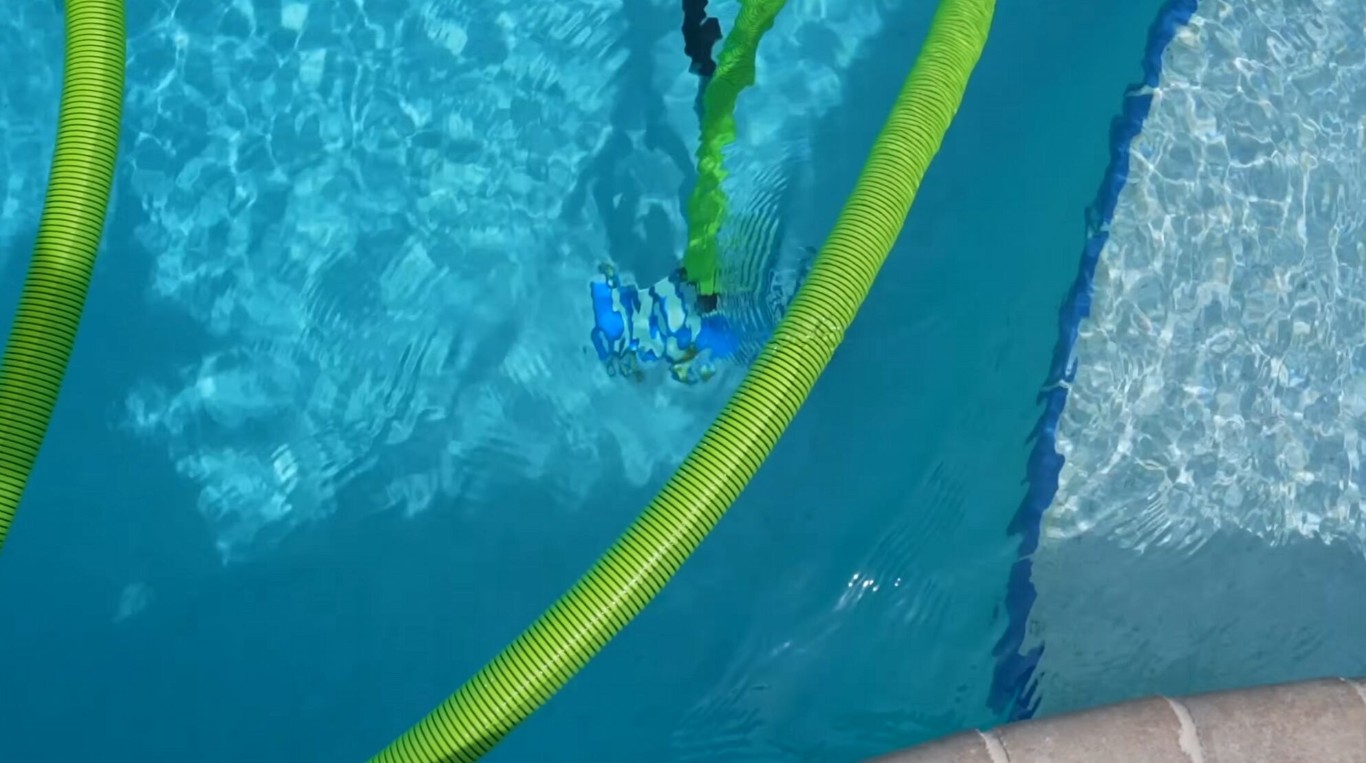 Professional pool vacuuming and maintenance service in Casas Adobes, AZ